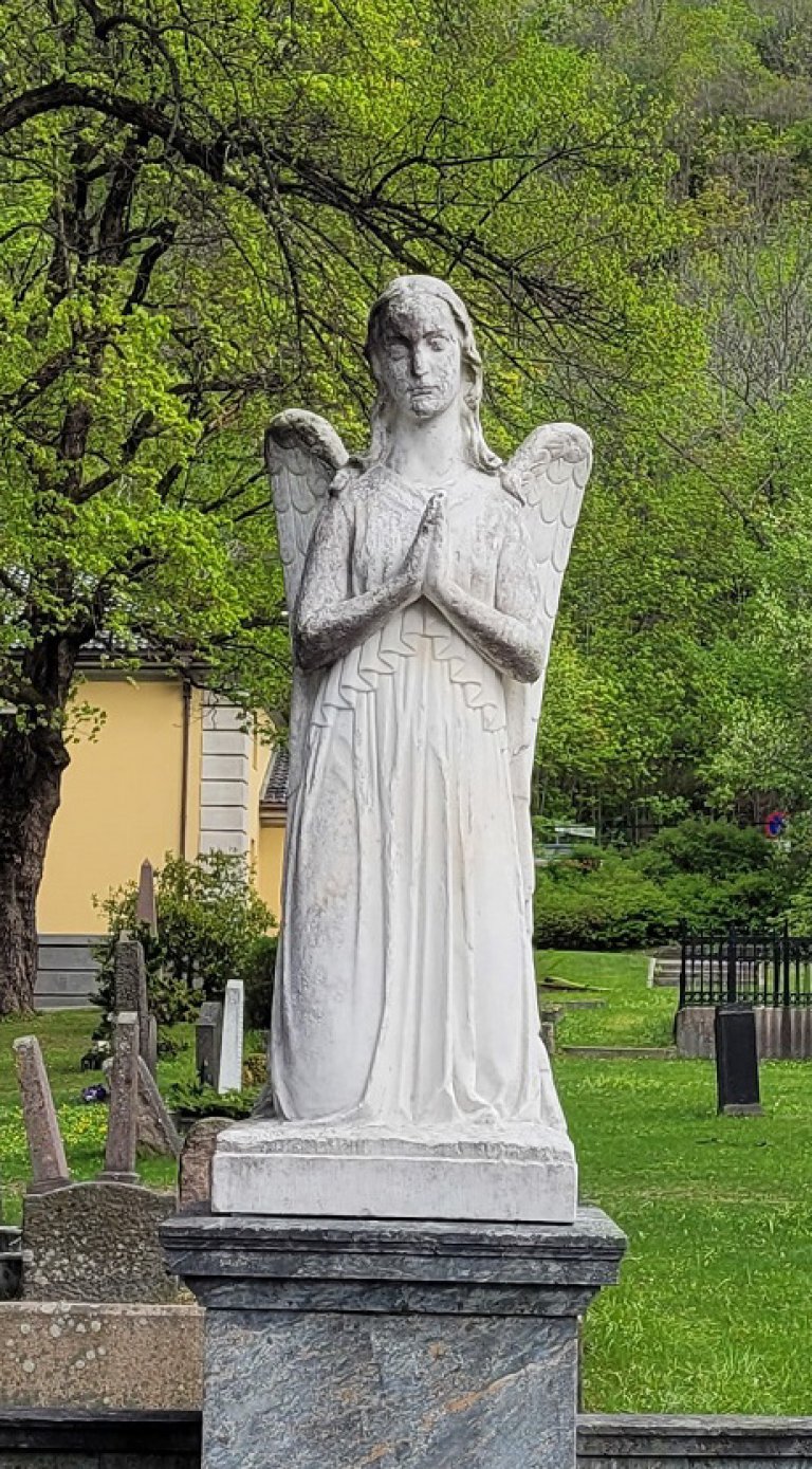 Knelende engel - Bragernes kirkegårdx_edited.jpg
